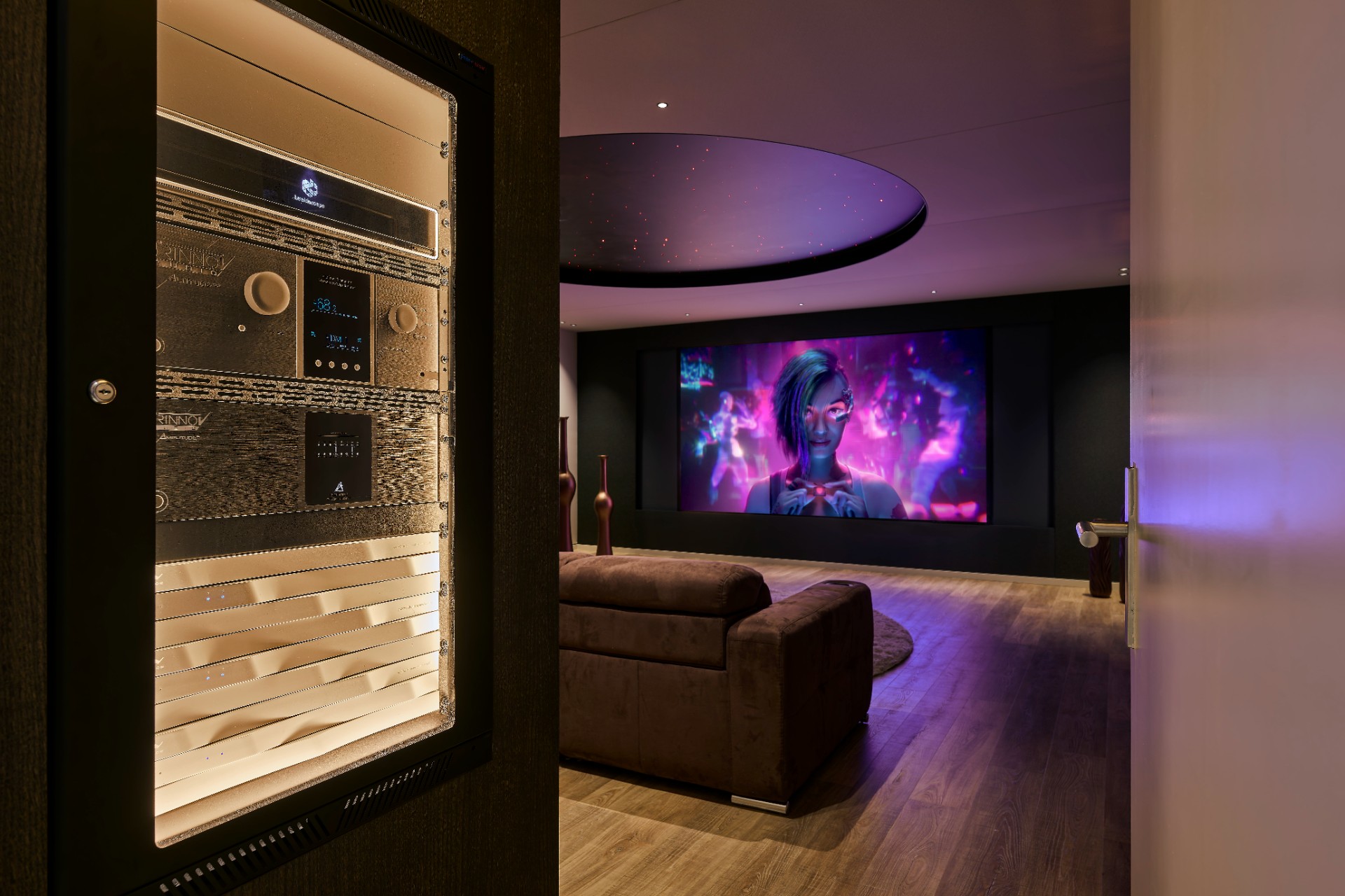 Domotik-Showroom: showroom mit Domotik-Steuerpanel und Lounge mit großem Bildschirm und violetter Lichtszene (Variante), Luxury, Design, Exclusive, Modern, Custom Made, Special, Beautiful