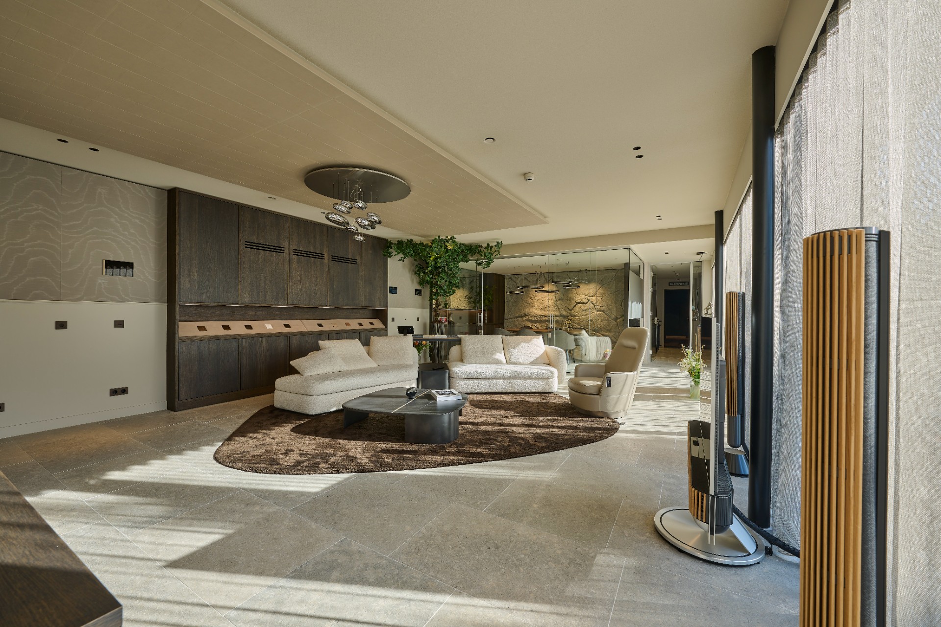 Domotik-Showroom: showroom-Wohnzimmer mit Sitzbereich, Holz-Wandpaneelen und Natursteinakzent (Variante), Luxury, Design, Exclusive, Modern, Custom Made, Special, Beautiful