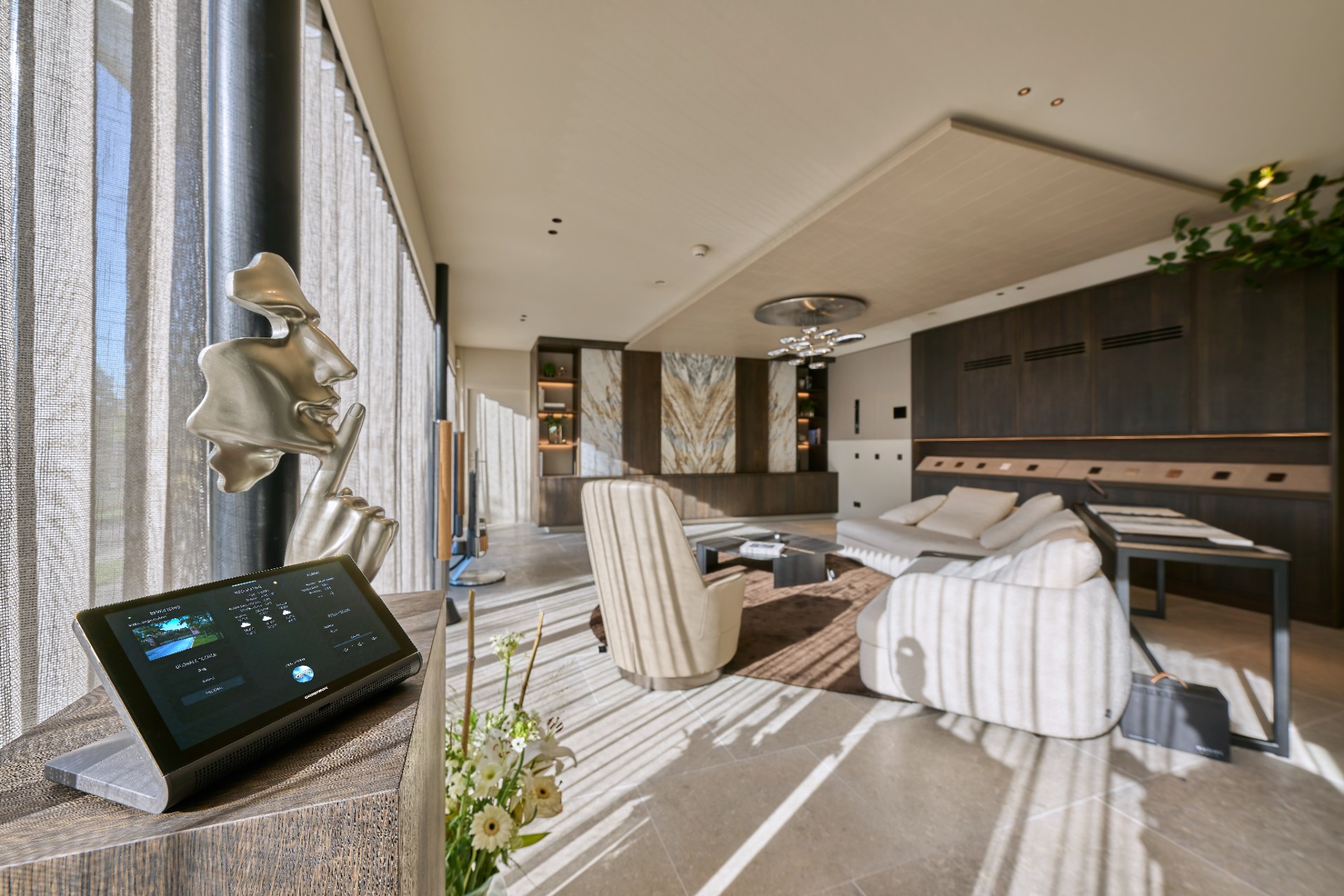 Domotik-Showroom: seitlicher Blick auf Domotik-Bedienung und modernes Wohnzimmer mit Holzpaneelen und Natursteinakzent, Luxury, Design, Exclusive, Modern, Custom Made, Special, Beautiful