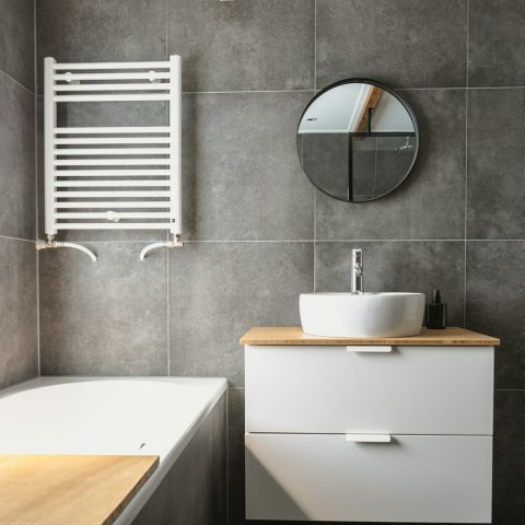 Hoe je meer ruimte en rust creëert in je badkamer zonder te verbouwen