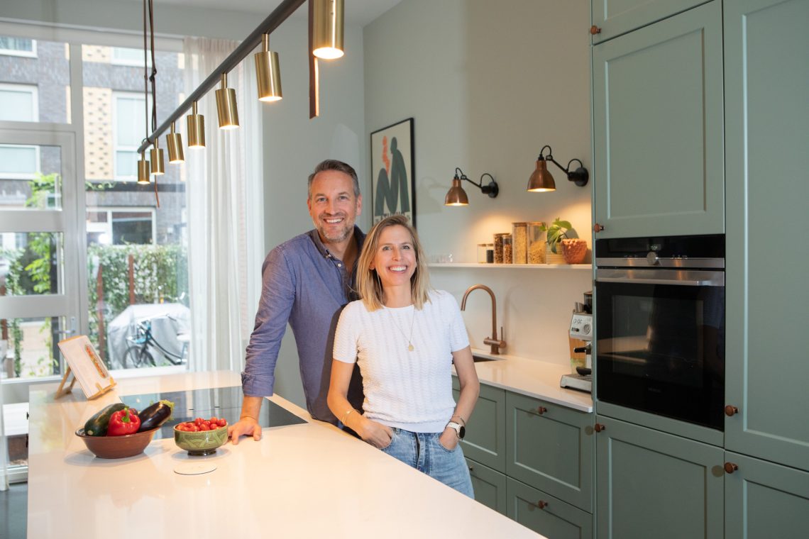 Binnenkijken bij Kees en Anne: saliegroene leefkeuken in een modern grachtenhuis