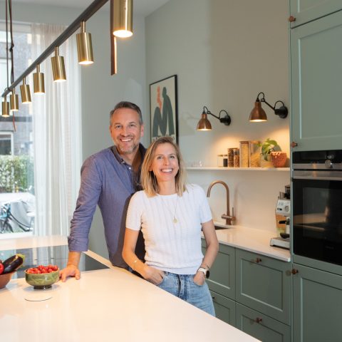 Binnenkijken bij Kees en Anne: saliegroene leefkeuken in een modern grachtenhuis