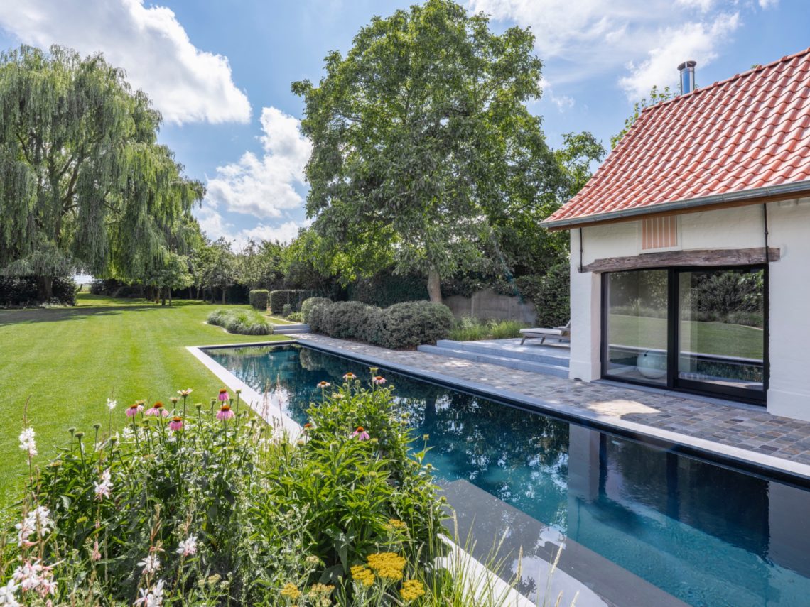 Hoevetuin met biozwembad
