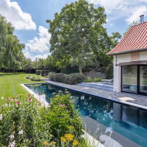 Hoevetuin met biozwembad