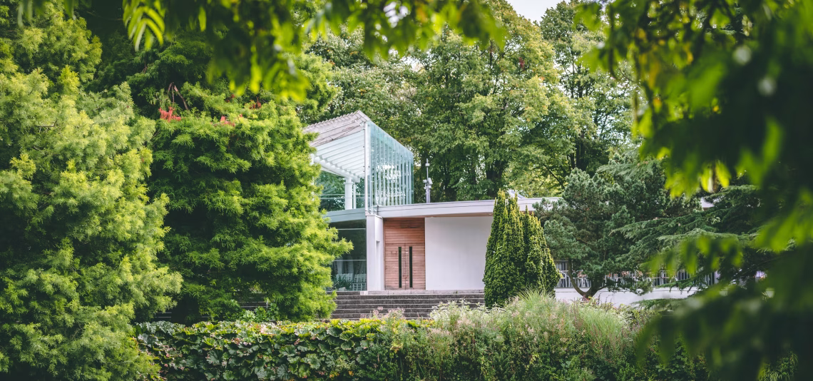 Wat heb je nodig voor een stijlvolle tuin die het hele jaar in bloei staat?