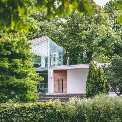 Wat heb je nodig voor een stijlvolle tuin die het hele jaar in bloei staat?