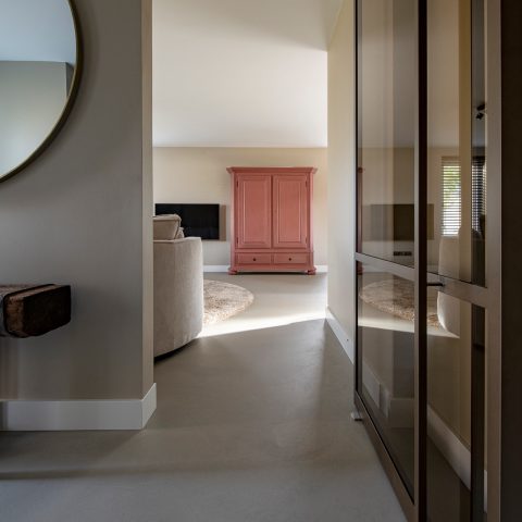 suelo continuo de hormigón residencial: pasillo con suelo continuo y mate de hormigón residencial, vista hacia la sala de, Luxury, Design, Exclusive, Modern, Custom Made, Special, Beautiful