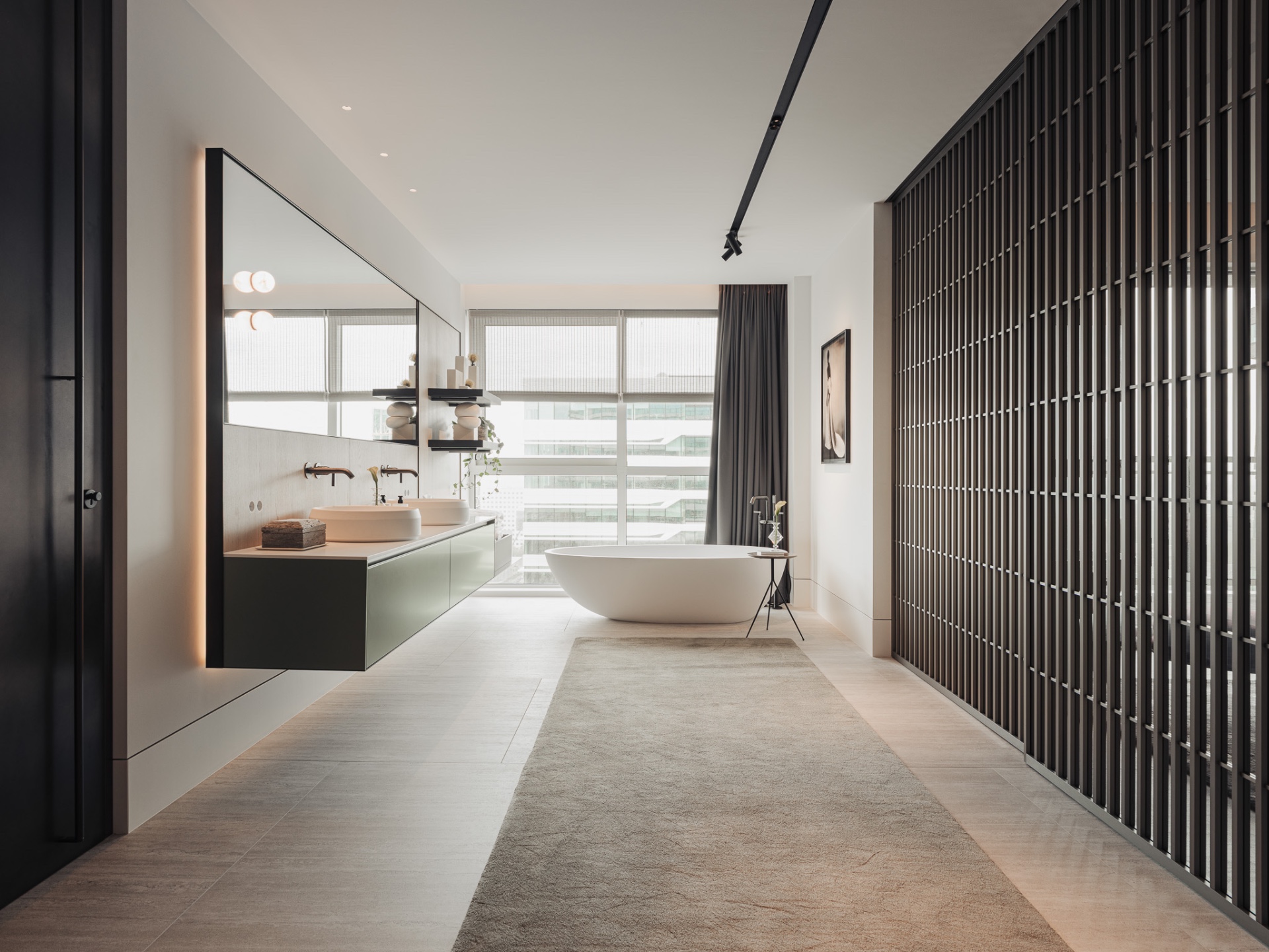 penthouse renovatie appartement: badkamer met ligbad, dubbele wastafelmeubel en raamzicht, met lamellenwand rechts, Luxe, Design, Exclusief, Modern, Maatwerk, Bijzondere, Mooie
