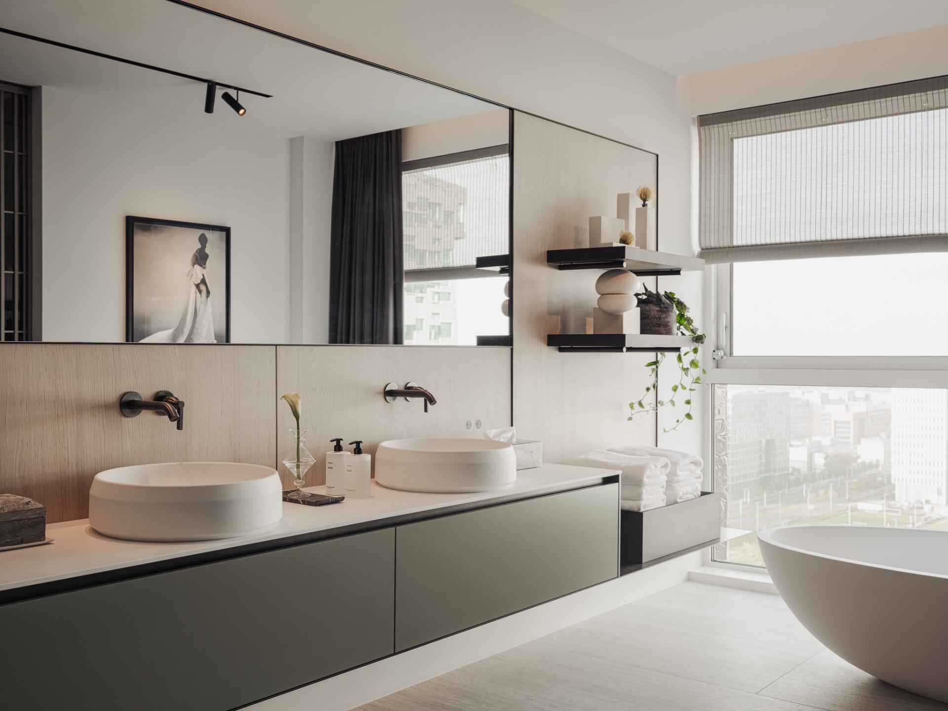 penthouse renovatie appartement: keuken met licht werkblad, wandkasten in houttint en grote ramen met jaloezieën, Luxe, Design, Exclusief, Modern, Maatwerk, Bijzondere, Mooie