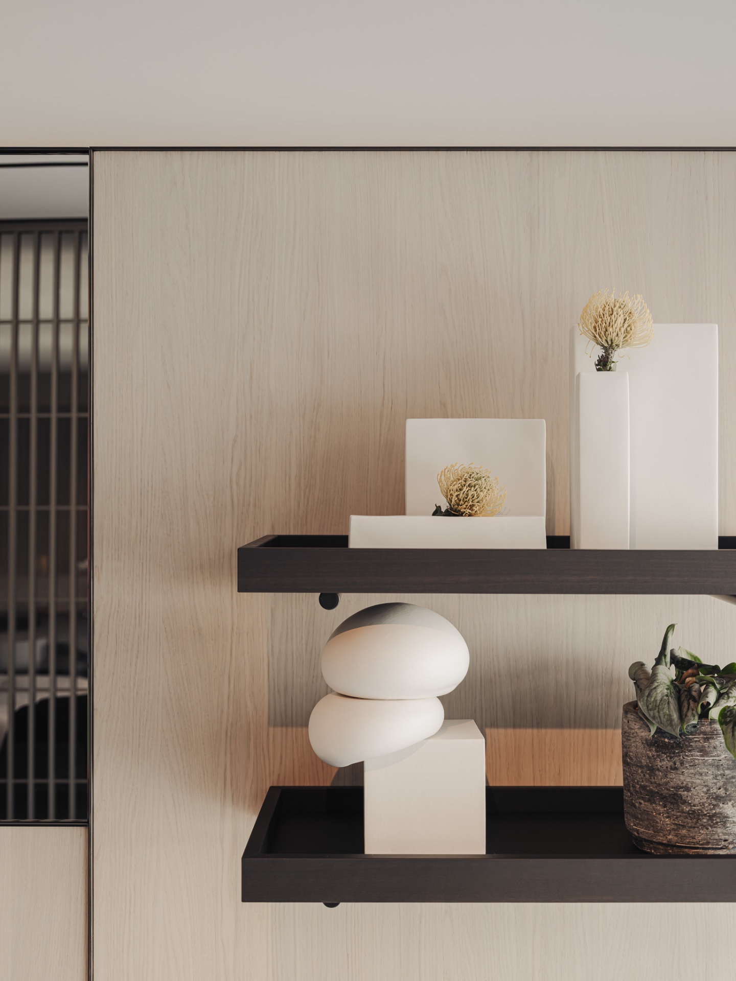 penthouse renovatie appartement: keukenkastwand met houtpanelen en open vakken, strak afgewerkt detail, Luxe, Design, Exclusief, Modern, Maatwerk, Bijzondere, Mooie