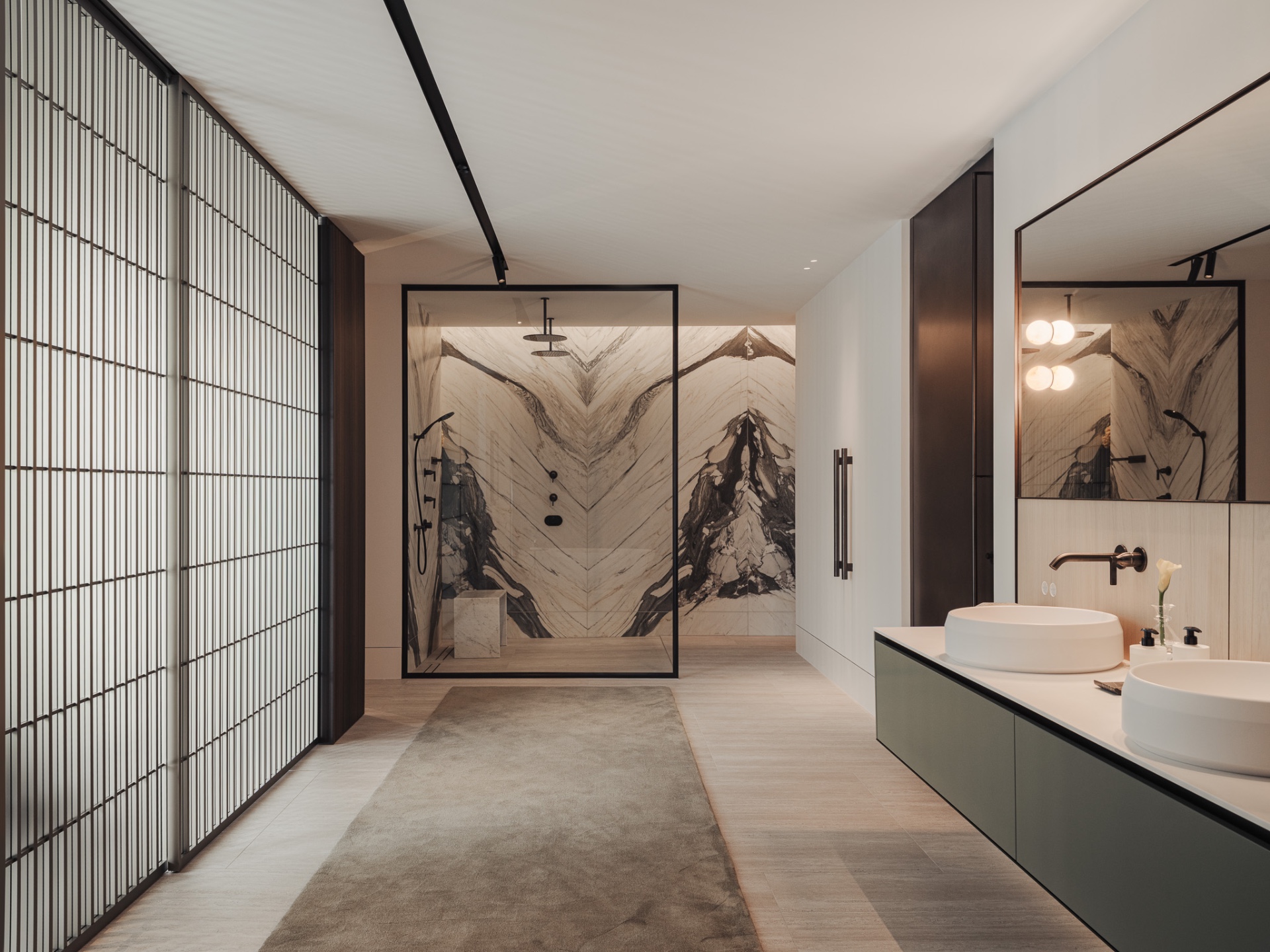 penthouse renovatie appartement: badkamer met lamellenwand, glazen douche en dubbele wastafelzone, Luxe, Design, Exclusief, Modern, Maatwerk, Bijzondere, Mooie