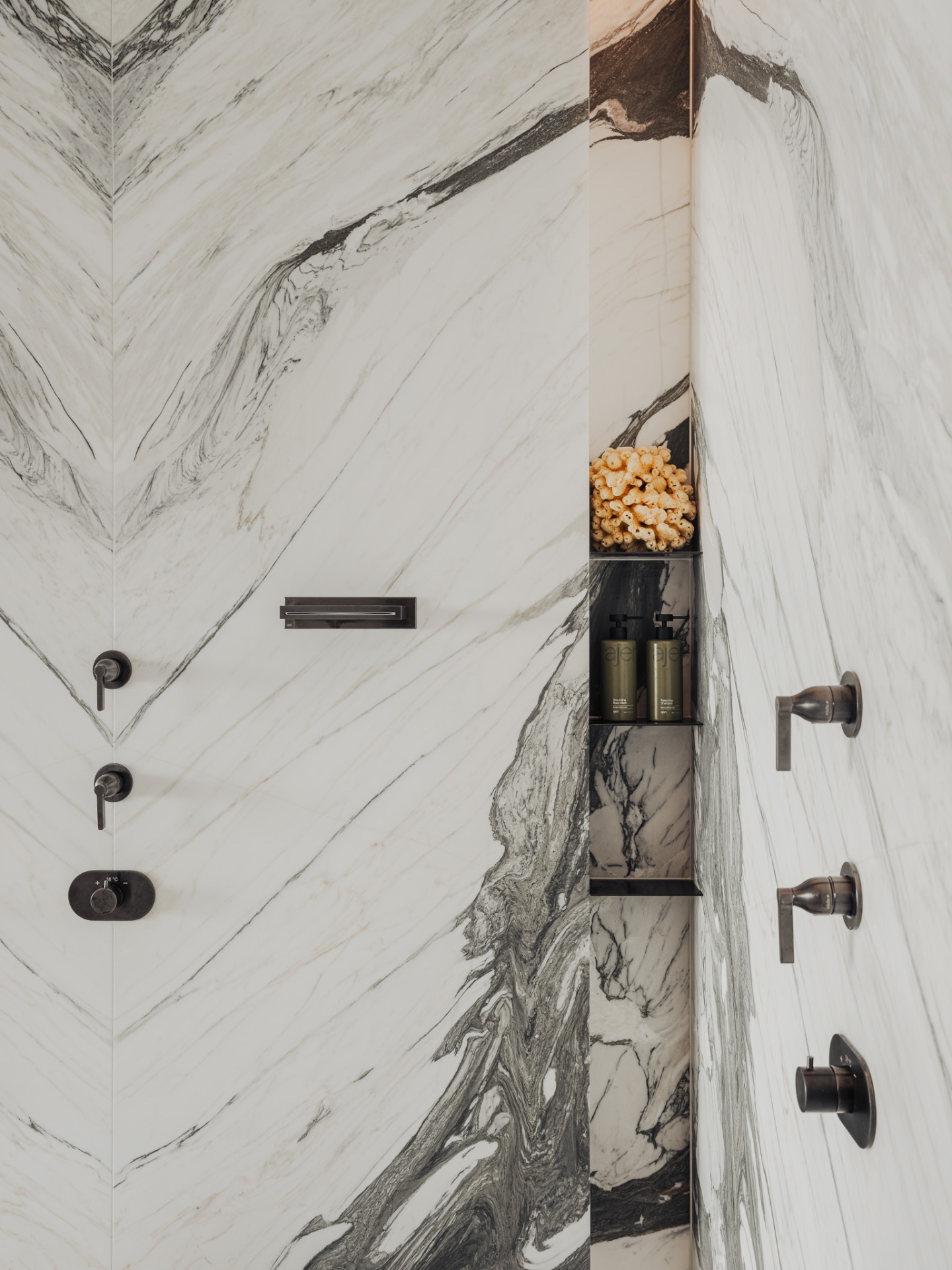 penthouse renovatie appartement: marmerlook badkamerwand met inbouwnis en douche-/kraandetails, Luxe, Design, Exclusief, Modern, Maatwerk, Bijzondere, Mooie