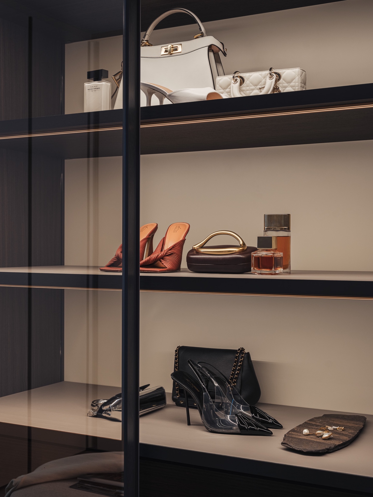 penthouse renovatie appartement: glazen vitrine met zwarte metalen omlijsting en wandplanken in kastniche, Luxe, Design, Exclusief, Modern, Maatwerk, Bijzondere, Mooie
