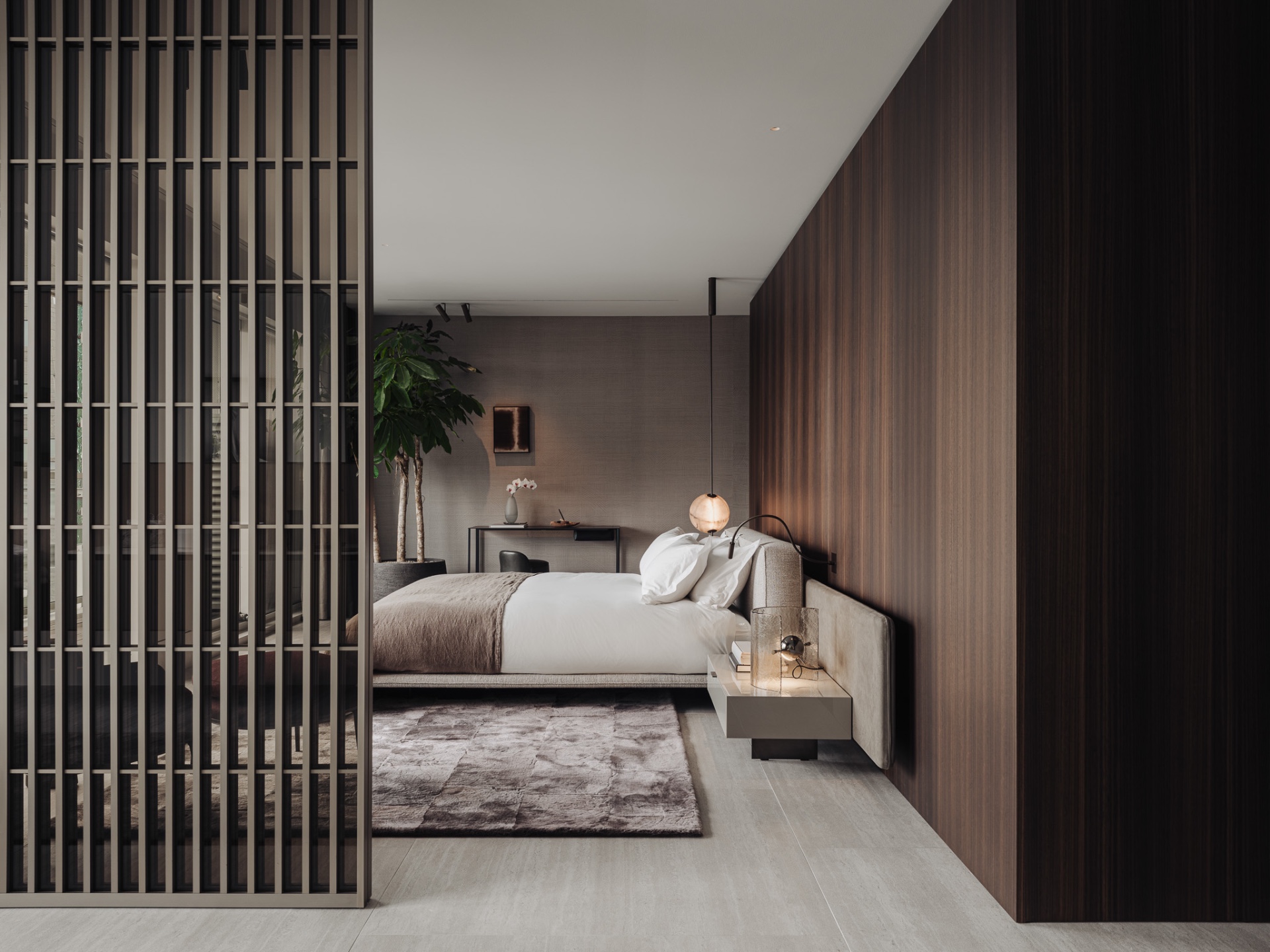 penthouse renovatie appartement: slaapkamer met warme houtpanelen, glazen/hekwerkzone en zicht op raam, Luxe, Design, Exclusief, Modern, Maatwerk, Bijzondere, Mooie