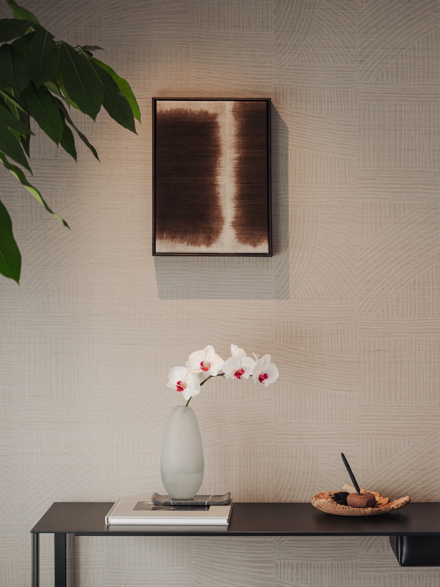 penthouse renovatie appartement: textuurwand met rasterpatroon en ingelijst kunstwerk op neutrale muur, Luxe, Design, Exclusief, Modern, Maatwerk, Bijzondere, Mooie
