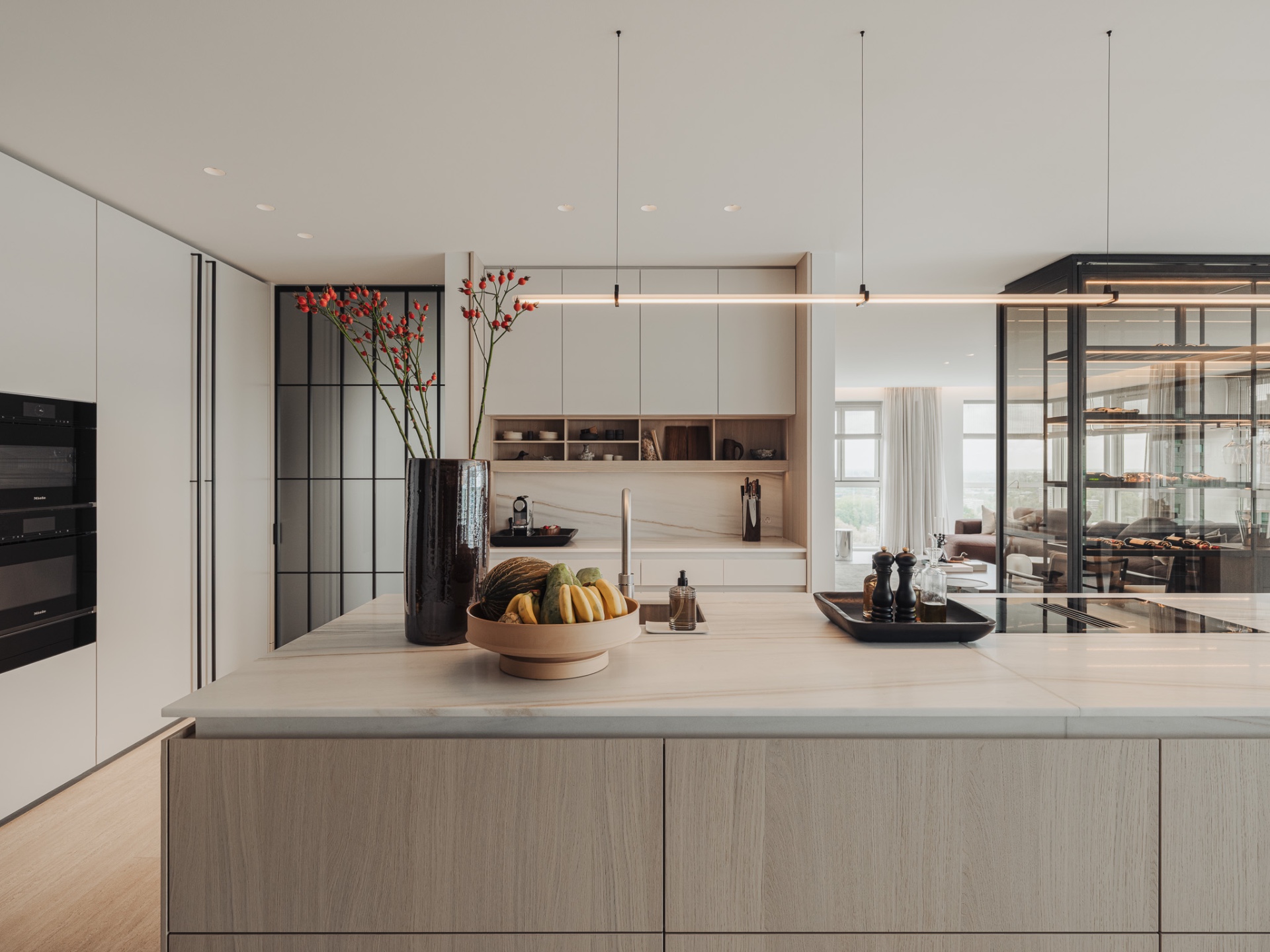penthouse renovatie appartement: open keuken met lange wandkasten, glazen scheidingswand en lineaire verlichting, Luxe, Design, Exclusief, Modern, Maatwerk, Bijzondere, Mooie