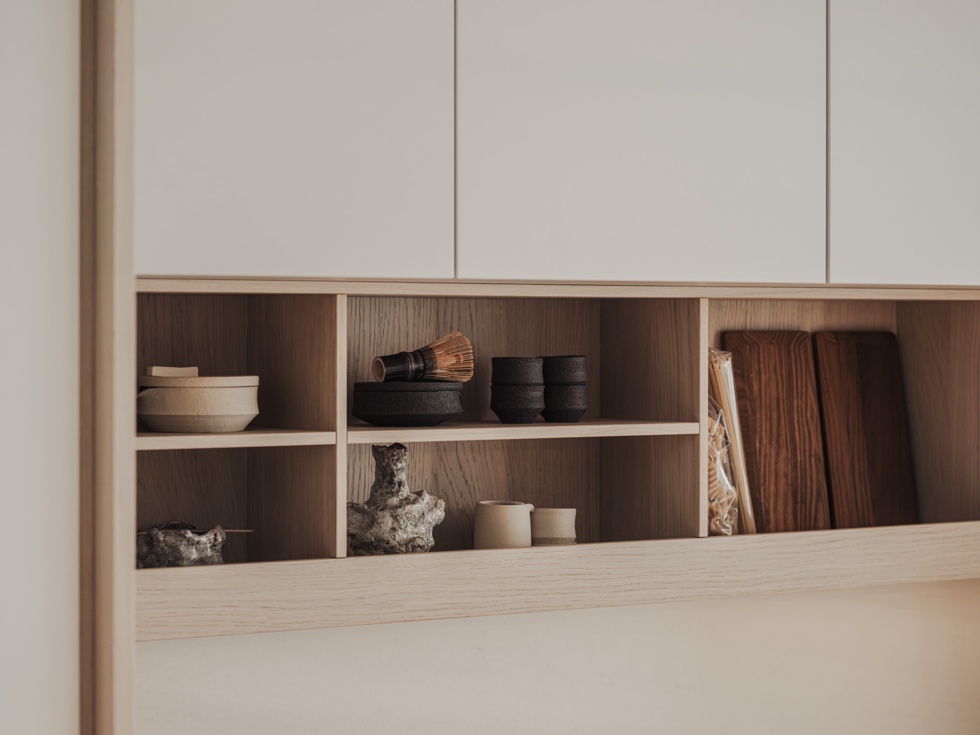 penthouse renovatie appartement: keukenkast met open vakken in hout en lichte bovenpanelen, Luxe, Design, Exclusief, Modern, Maatwerk, Bijzondere, Mooie