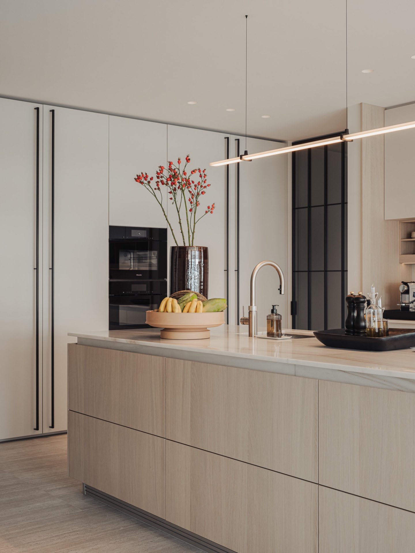 penthouse renovatie appartement: moderne keuken met lineaire hangverlichting, houtachterwand en zwarte glaspartijen, Luxe, Design, Exclusief, Modern, Maatwerk, Bijzondere, Mooie