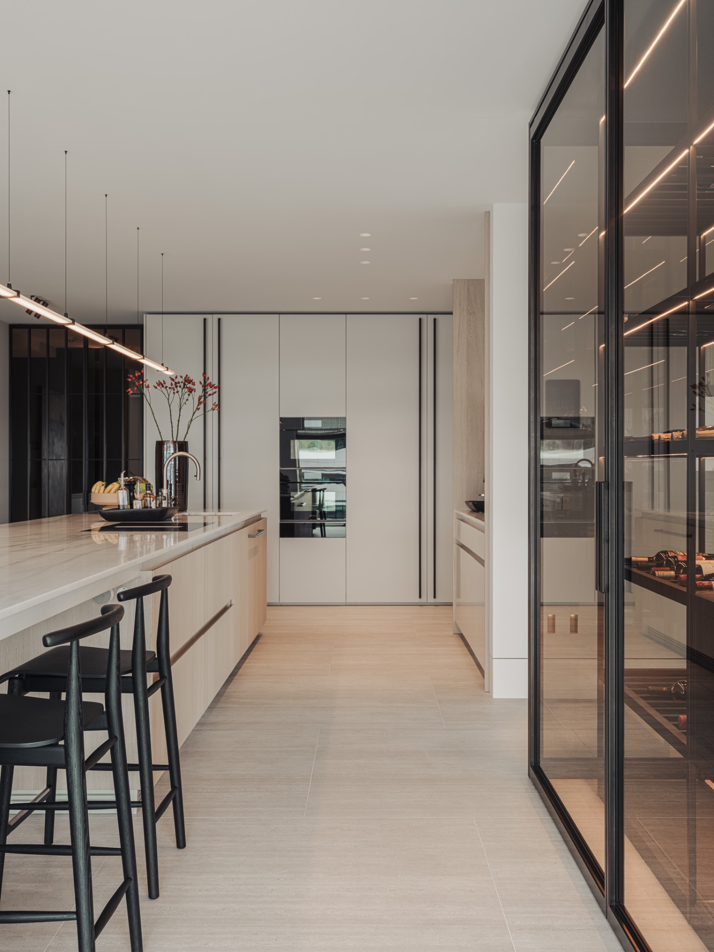 penthouse renovatie appartement: keuken met bar en glazen wandkast in zwart frame, lichte houtpanelen en steenlook, Luxe, Design, Exclusief, Modern, Maatwerk, Bijzondere, Mooie