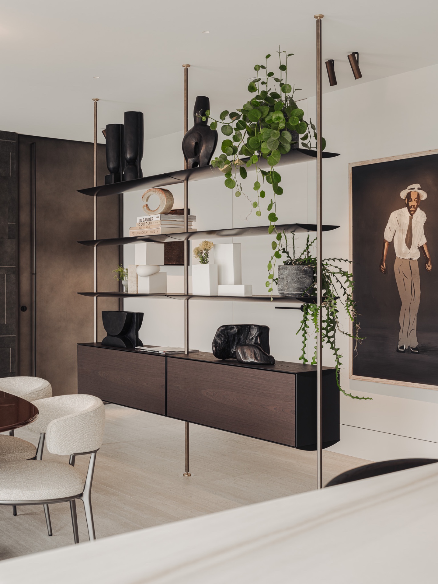 penthouse renovatie appartement: luxe living met ronde eettafel, donkere accentwand en groot kunstwerk, Luxe, Design, Exclusief, Modern, Maatwerk, Bijzondere, Mooie