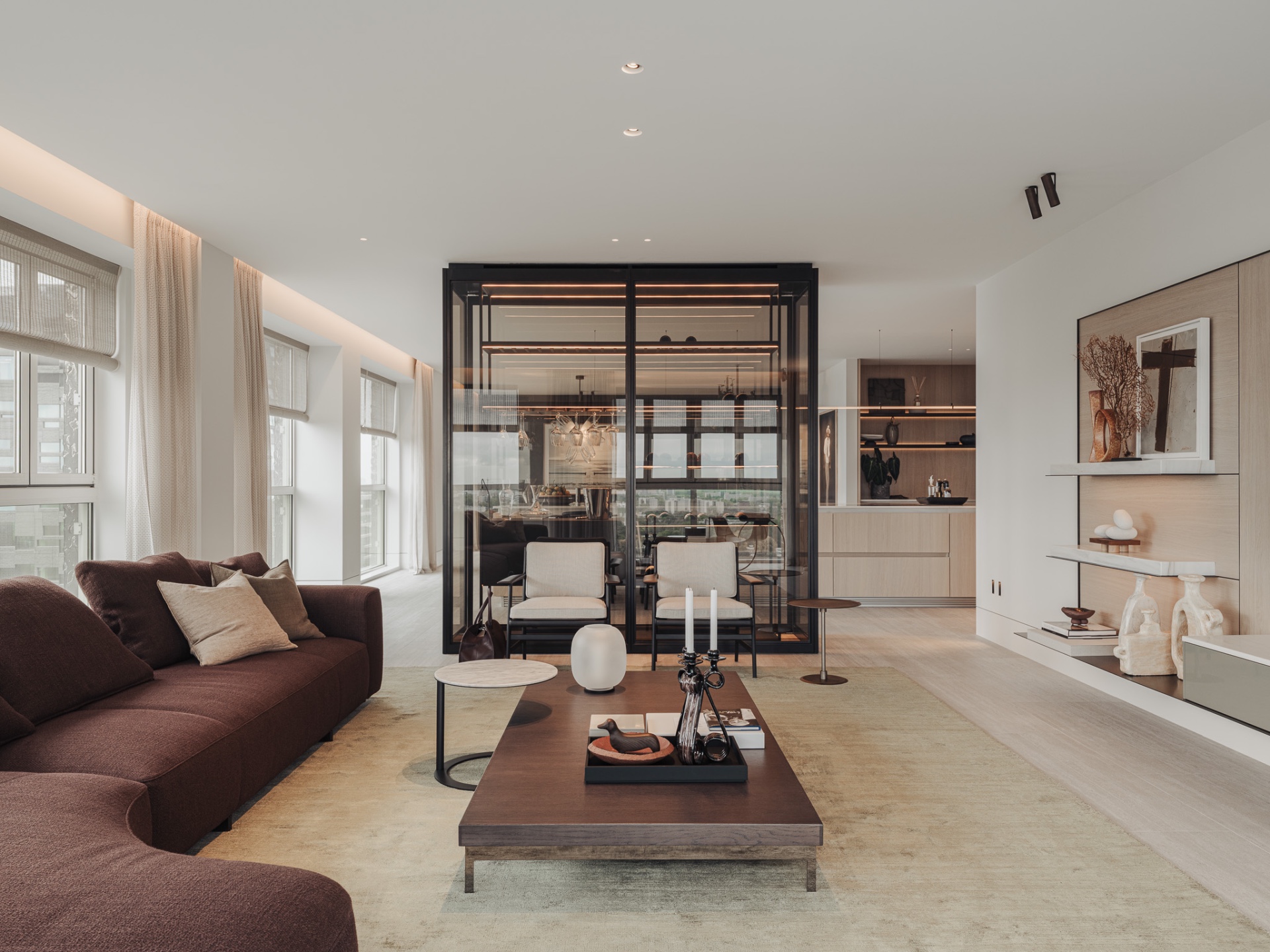 penthouse renovatie appartement: living met glazen scheidingswand en zicht op keuken, warme houtpanelen en lichte steenvloer, Luxe, Design, Exclusief, Modern, Maatwerk, Bijzondere, Mooie