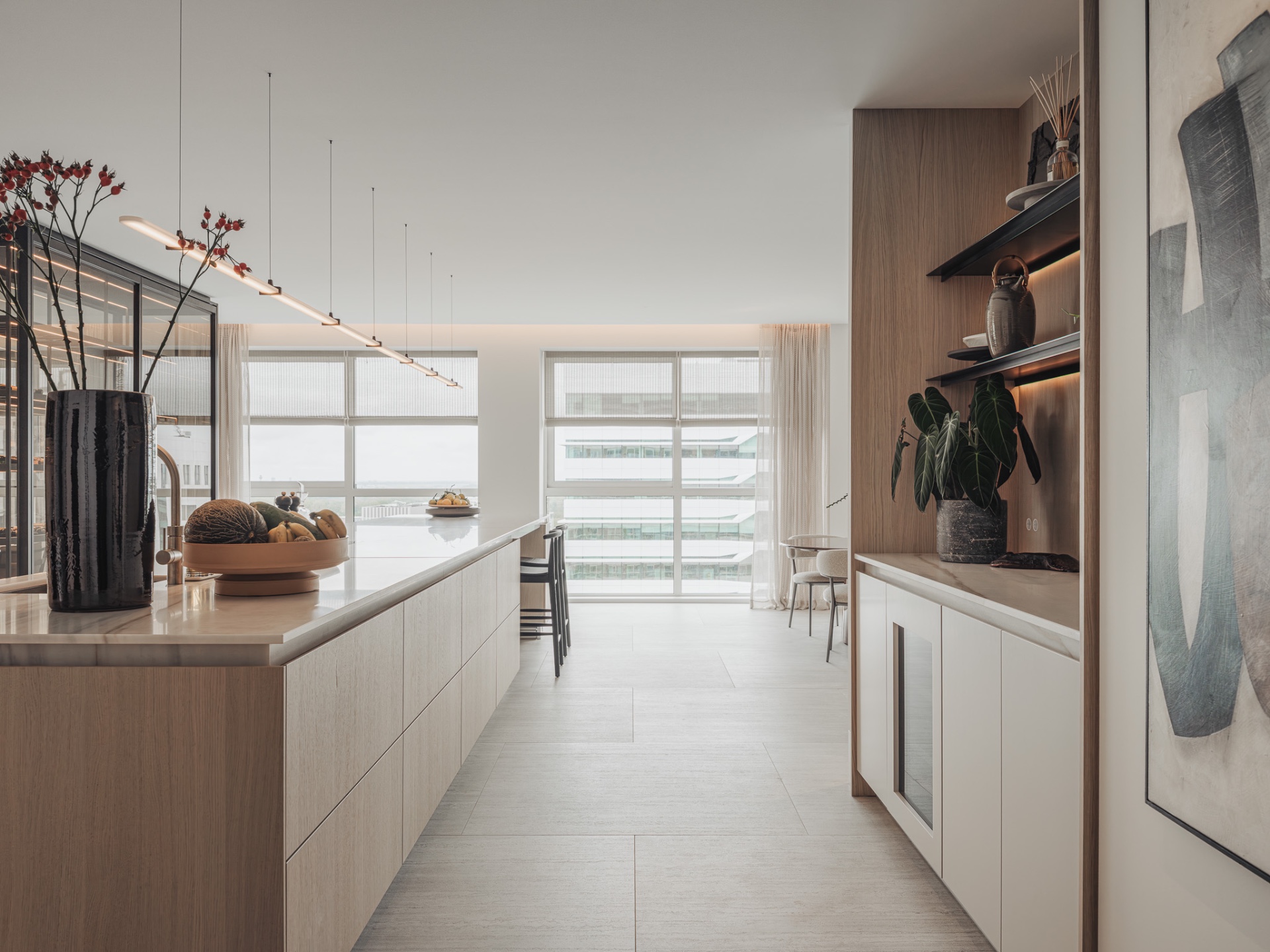 penthouse renovatie appartement: living met glazen afscheiding in zwart metalen frame en gordijnen bij raam, Luxe, Design, Exclusief, Modern, Maatwerk, Bijzondere, Mooie