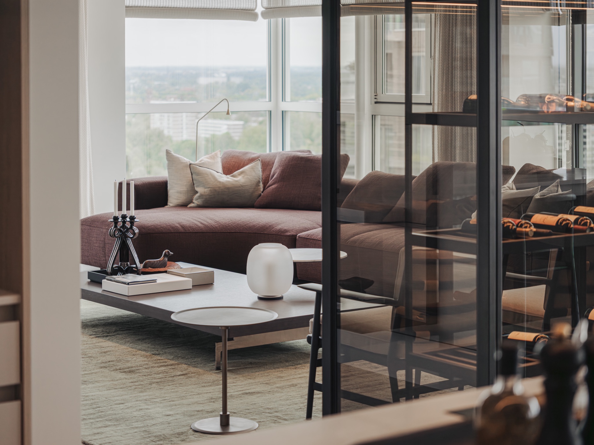 penthouse renovatie appartement: balkon met grote raampartij, gordijnen en uitzicht, lichte tegelvloer, Luxe, Design, Exclusief, Modern, Maatwerk, Bijzondere, Mooie