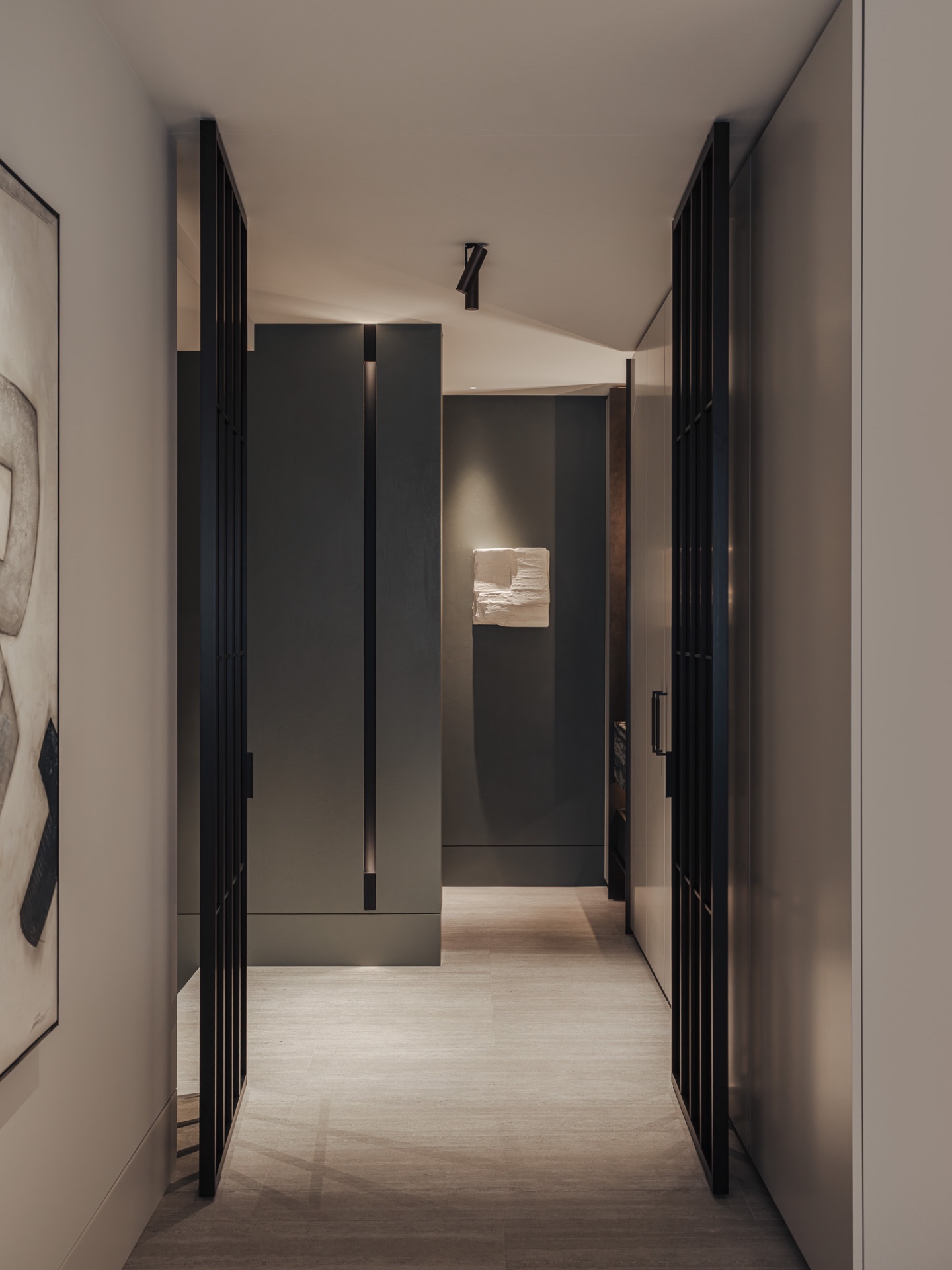 penthouse renovatie appartement: keuken-corridor met dubbele werkwand, lineaire hangverlichting en glazen deur, Luxe, Design, Exclusief, Modern, Maatwerk, Bijzondere, Mooie