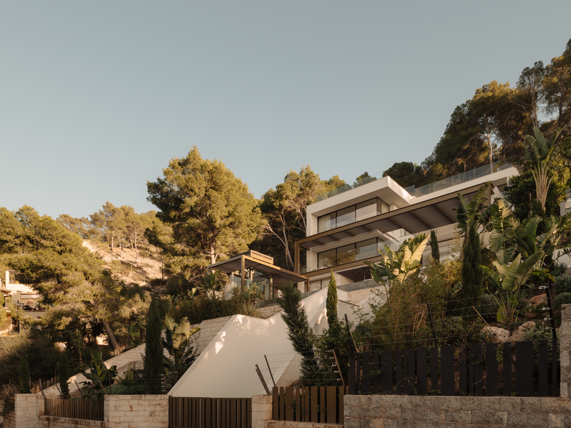 binnen-buiten living villa met zeezicht: zwembad en terras tussen groen met uitzicht op de zee vanaf de villa, Luxe, Design, Exclusief, Modern, Maatwerk, Bijzondere, Mooie