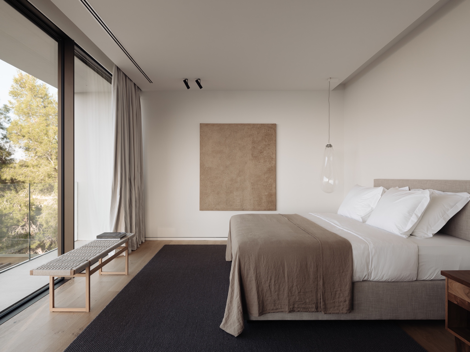 binnen-buiten living villa met zeezicht: detail van stenen werkvlak tegen warme beige muur in modern interieur, Luxe, Design, Exclusief, Modern, Maatwerk, Bijzondere, Mooie