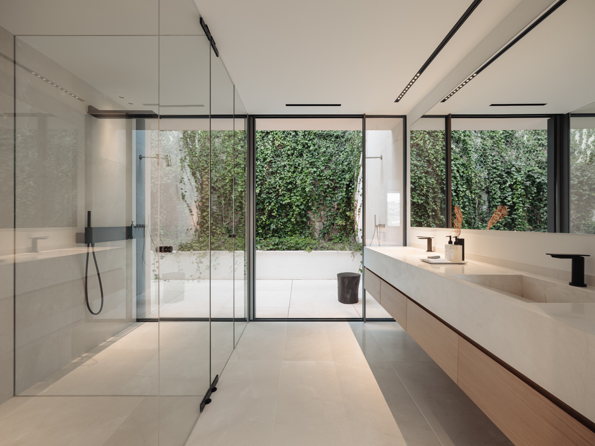 binnen-buiten living villa met zeezicht: woonkamer met lage zitbank, centrale kunst aan wand en strakke plafondverlichting, Luxe, Design, Exclusief, Modern, Maatwerk, Bijzondere, Mooie