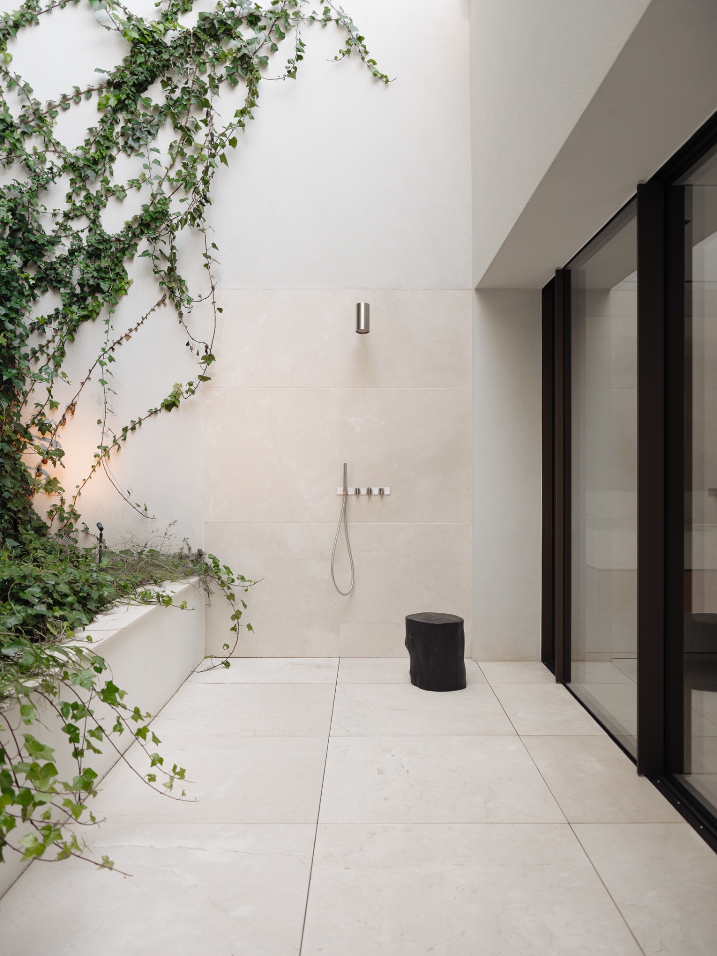 binnen-buiten living villa met zeezicht: interieurgang met glazen pui en zwarte kozijnen, doorzicht naar uitzicht, Luxe, Design, Exclusief, Modern, Maatwerk, Bijzondere, Mooie