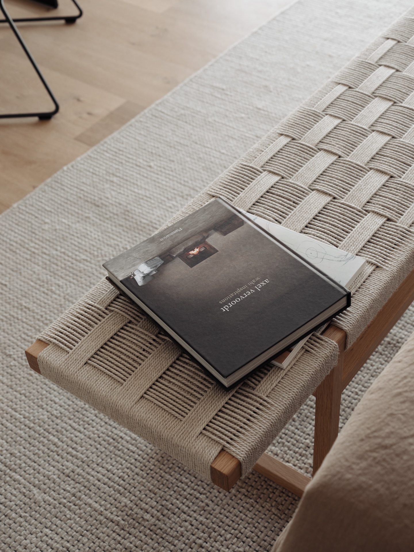 binnen-buiten living villa met zeezicht: panoramisch uitzicht vanuit binnen naar terras met overkapping en glazen balustrade, Luxe, Design, Exclusief, Modern, Maatwerk, Bijzondere, Mooie