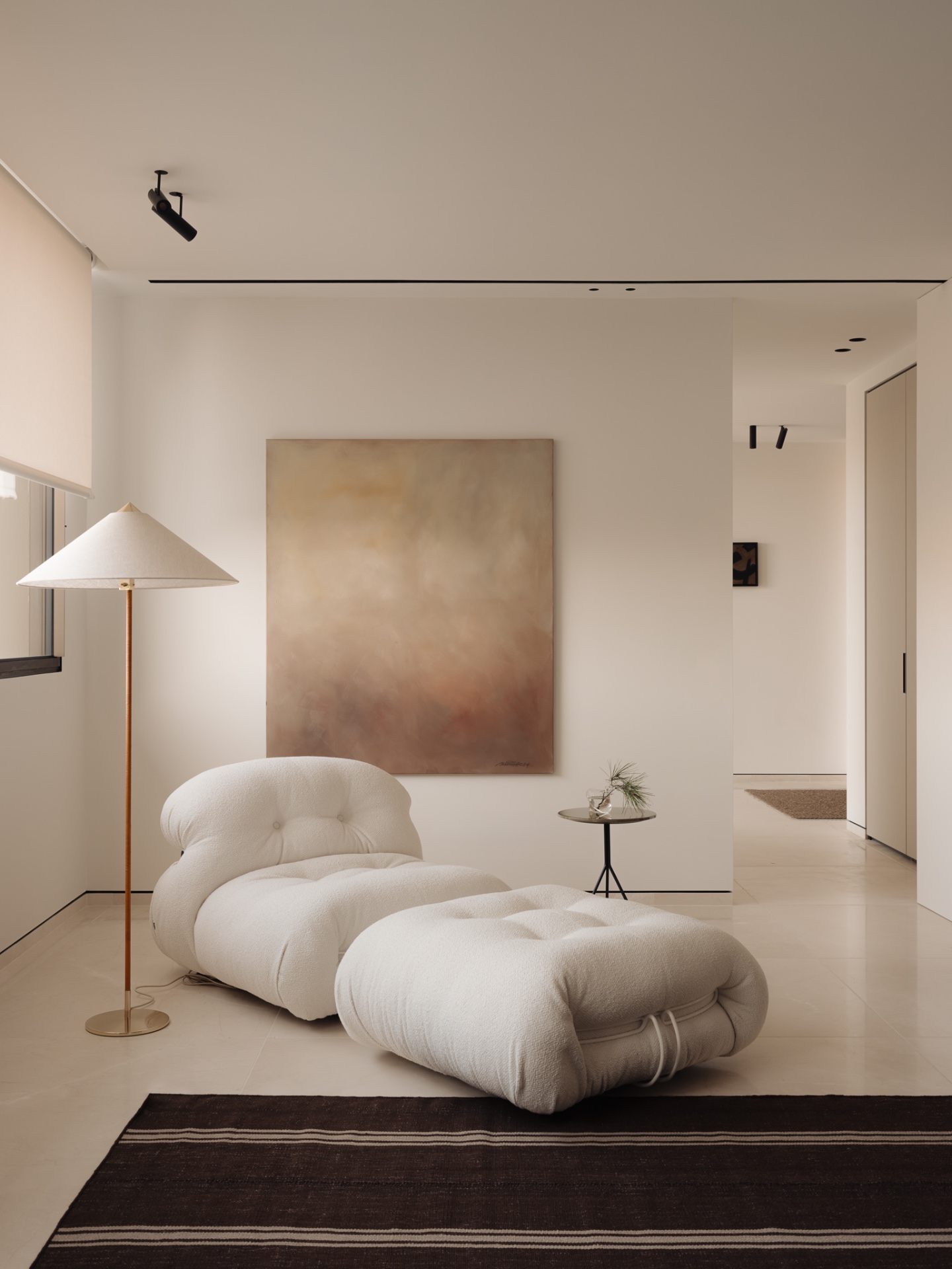 binnen-buiten living villa met zeezicht: woonkamer met centrale wandkunst en moderne plafondverlichting boven zitzones, Luxe, Design, Exclusief, Modern, Maatwerk, Bijzondere, Mooie