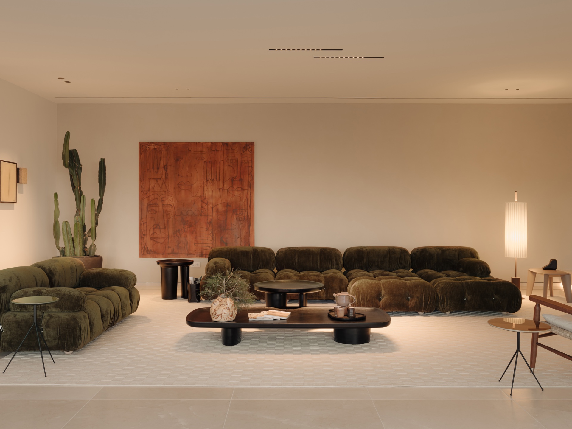 binnen-buiten living villa met zeezicht: gang met glazen deuren en doorzicht naar landschap, met strakke zwarte kozijnen, Luxe, Design, Exclusief, Modern, Maatwerk, Bijzondere, Mooie