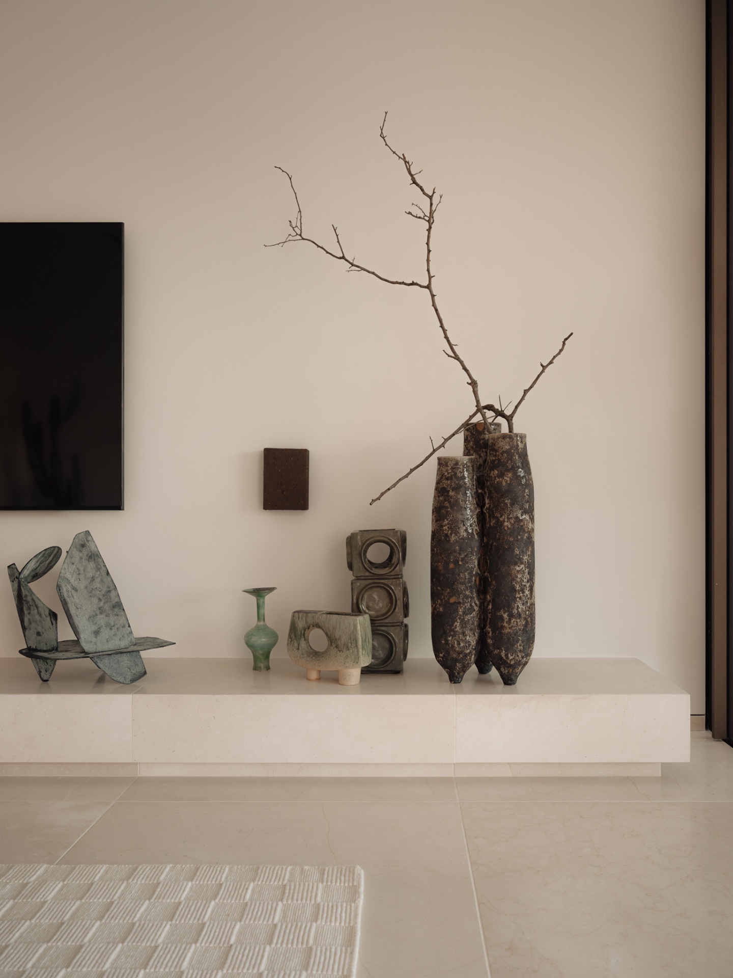 binnen-buiten living villa met zeezicht: interieur met glazen pui en zicht naar heuvels en landschap, moderne kozijnen, Luxe, Design, Exclusief, Modern, Maatwerk, Bijzondere, Mooie