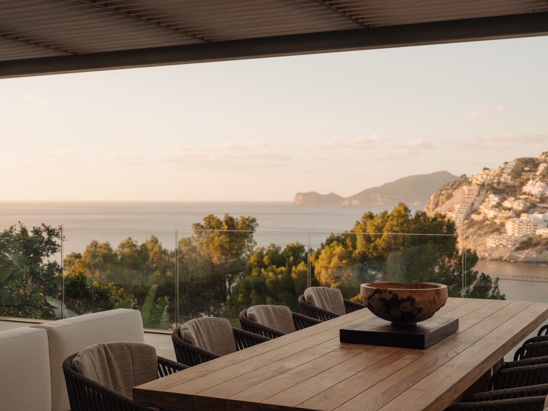 binnen-buiten living villa met zeezicht: modern villa-exterieur met grote ramen, overstek met latten en uitzicht over de, Luxe, Design, Exclusief, Modern, Maatwerk, Bijzondere, Mooie