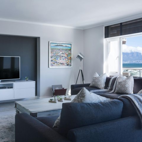 Stijlvol spelen met contrast: zwarte shutters in een luxe interieur