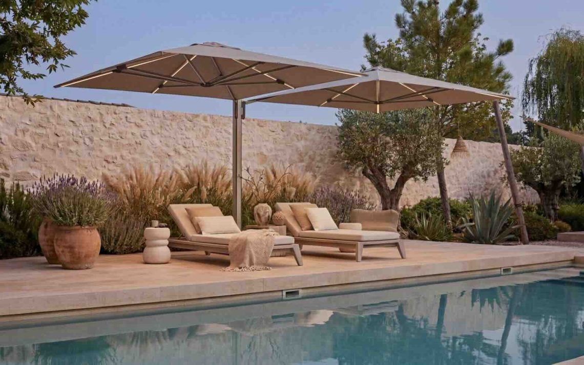 De parasol als designobject: hoe luxe schaduwoplossingen het terras transformeren