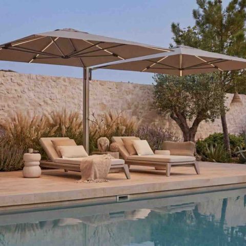 De parasol als designobject: hoe luxe schaduwoplossingen het terras transformeren