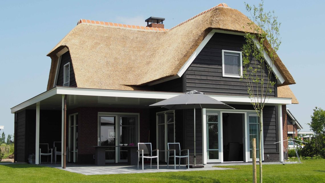 Comfort en schaduw creëren met elektrische zonneschermen en screens
