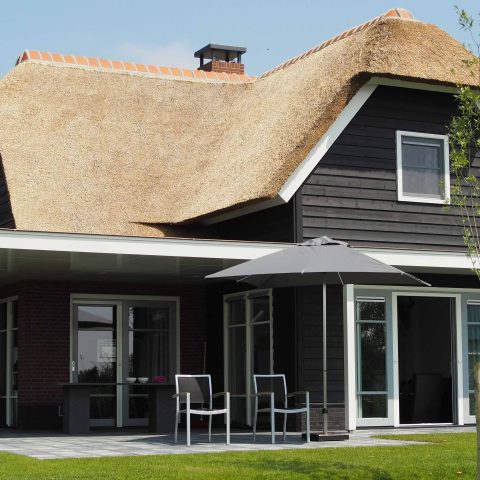 Comfort en schaduw creëren met elektrische zonneschermen en screens