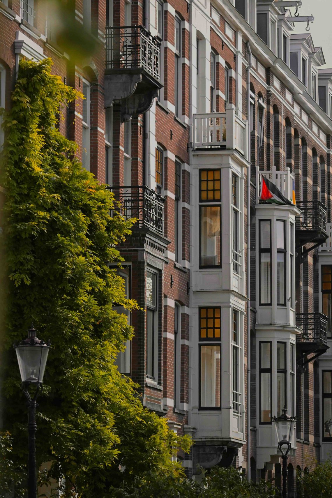 Lichtbeheersing als ontwerpbeslissing: de rol van screens in het moderne interieu