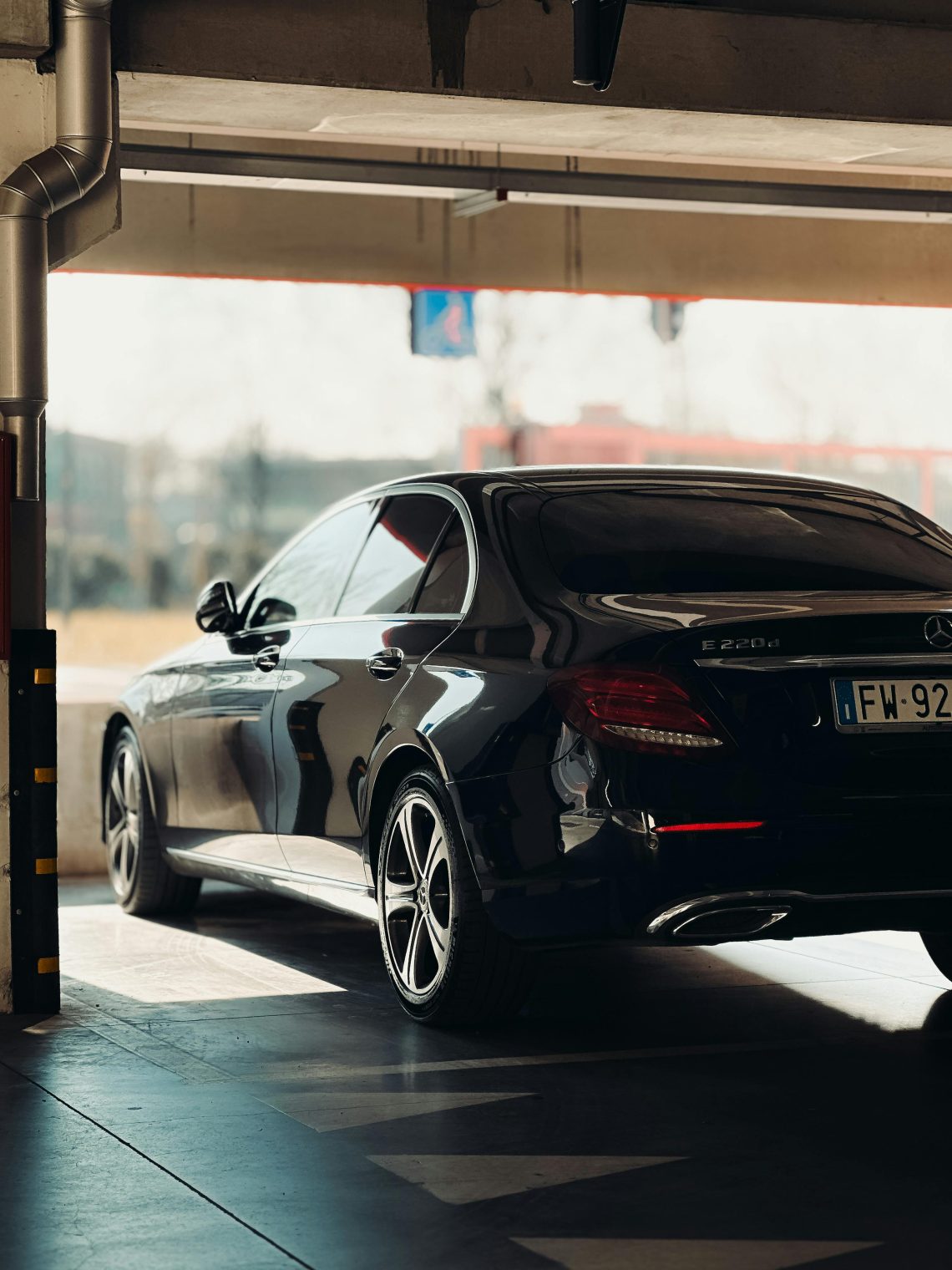 Waarom sommige auto’s perfect passen bij moderne architectuur