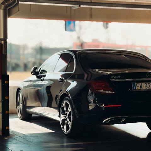 Waarom sommige auto’s perfect passen bij moderne architectuur
