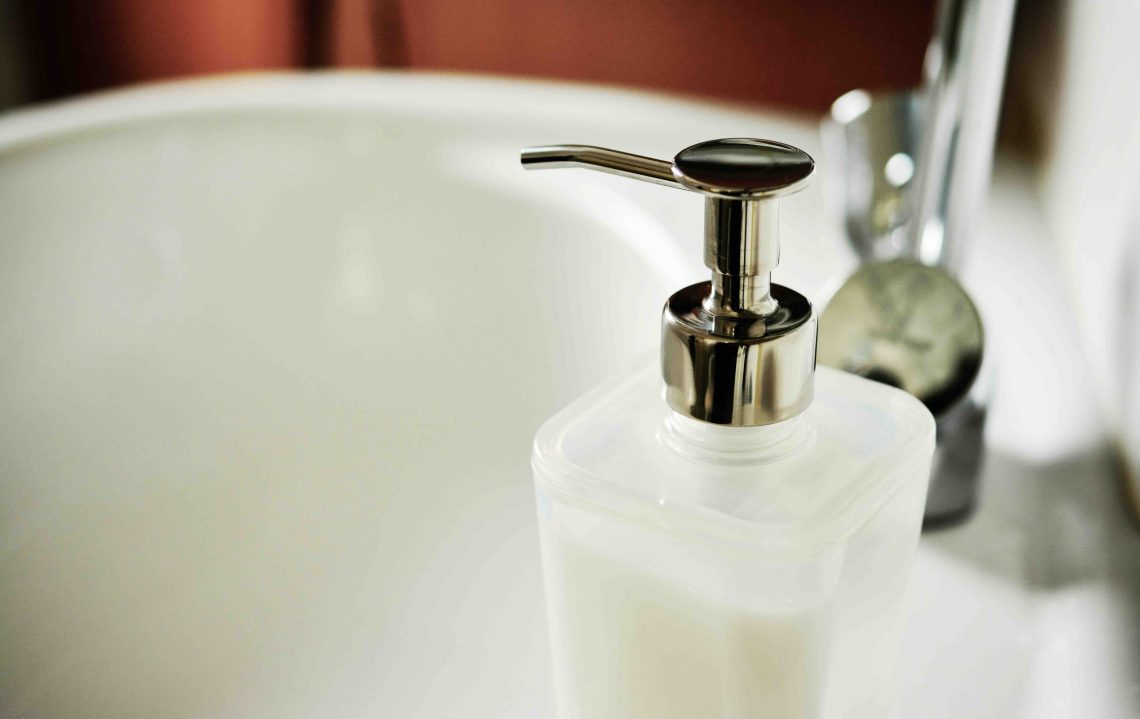 Badkamer met inloopdouche en wastafelmeubel