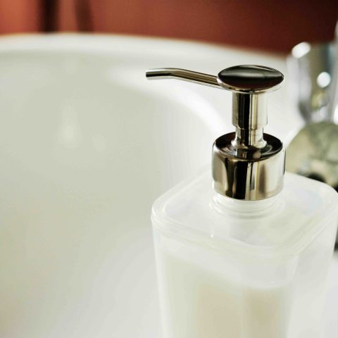 Badkamer met inloopdouche en wastafelmeubel