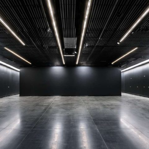 De verborgen kosten van slechte lijnverlichting in je bedrijfshal