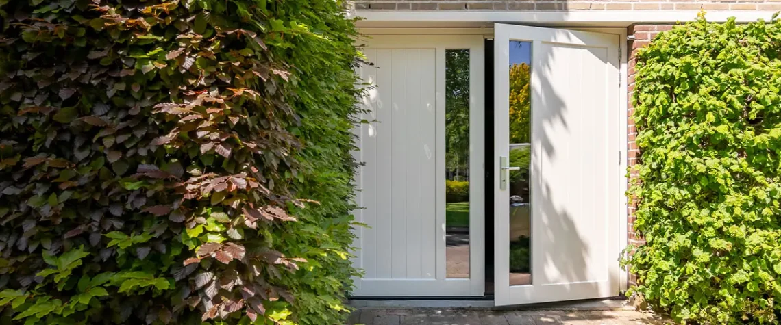 De esthetische kracht van openslaande garagedeuren in hoogwaardige woningontwerpen