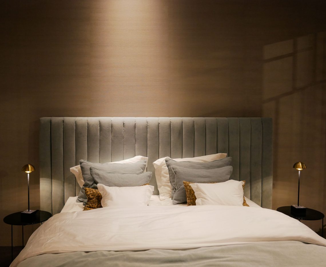 Boxspring met opbergruimte als designkeuze voor een rustige slaapkamer